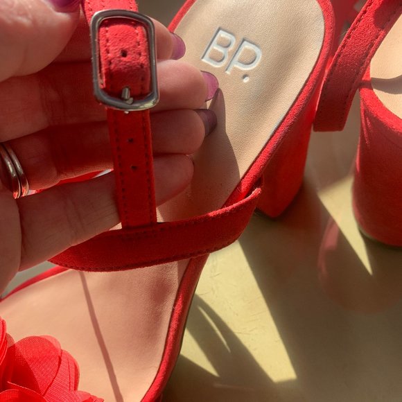 Never worn, coral red floral sandals, size 8 - Picture 6 of 14